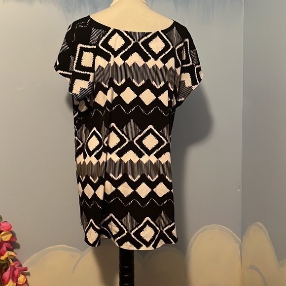 Lane Bryant Women’s flutter sleeve black and white HI/LO blouse. Size 14/16 $25 - Picture 4 of 5